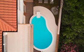Luxurious City Retreat With Pool